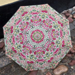 William Morris paraply, här i mönstret Lodden. Finns att köpa på Mills Tapetserarateljé.
